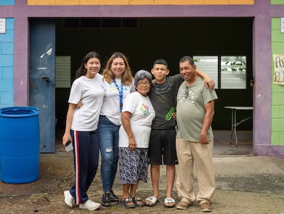 Voluntarios del comité de emergencia local del albergue Emanuel ubicado en el Sector Rivera Hernández.