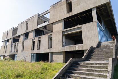 El hospital es una obra casi en ruinas.