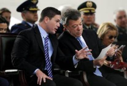 En la imagen, el presidente de Colombia, Juan Manuel Santos (d), habla con el ministro de defensa, Juan Carlos Pinzón durante la celebración de los 194 años de la Batalla de Boyacá y el día del Ejército de Colombia en Medellín (Colombia).