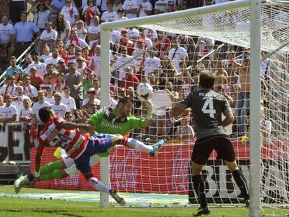 Casilla evita el gol de Murillo. 