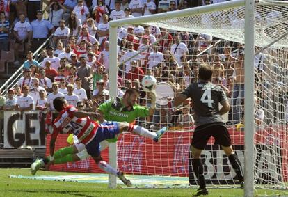 Casilla evita el gol de Murillo.