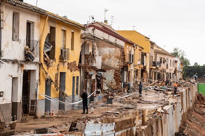 Casas destrozadas pegadas a un barranco en Picaña (Valencia), este lunes.