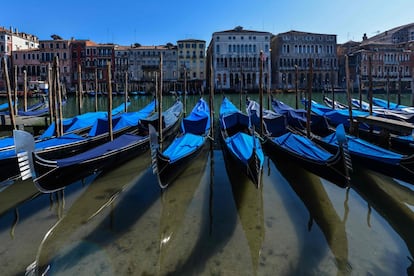 Debido al confinamiento, el tráfico de las góndolas se ha detenido en Venecia.
