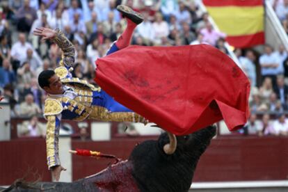 El torero Ignacio Garibay, en el momento de la embestida.