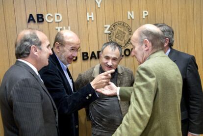 Miquel Roca (de espaldas) habla con algunos de los asistentes al acto del Ateneo Barcelonés.