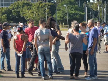 Disidentes aguardan en una plaza una 'perfomance' de la artista Tania Bruguera, detenida y liberada recientemente.