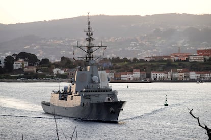 La fragata 'Blas de Lezo' zarpa del Arsenal Militar de Ferrol para dirigirse al mar Negro.