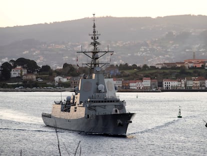 La fragata 'Blas de Lezo' zarpa del Arsenal Militar de Ferrol para dirigirse al mar Negro.