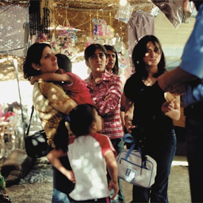 Una familia de turistas, de visita a las cascadas de Veigal. El Kurdistán, con parajes de gran valor natural y un clima agradable, se ha convertido en el área de descanso de Irak.