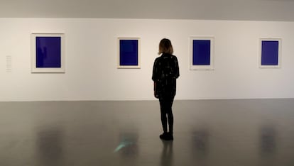 Una serie de cuadros monocromáticos de Yves Klein, en los que usó el color que él mismo creó, expiertos en la Tate Liverpool en 2016.