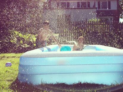 Una piscina hinchable para el jardín puede resulta muy conveniente en los meses de más calor.