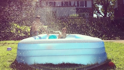 Una piscina hinchable para el jardín puede resulta muy conveniente en los meses de más calor.