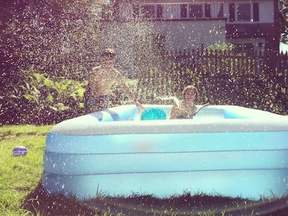 Una piscina hinchable para el jardín puede resulta muy conveniente en los meses de más calor.