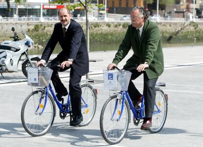 El alcalde de Bilbao Azkuna y varios directores de hoteles firman un acuerdo llamado "Clientes sobre ruedas", con el fin de que los establecimientos hosteleros faciliten bicicletas a clientes que lo soliciten.