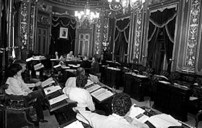 Pleno del Ayuntamiento de Bilbao con los escaños vacíos de PSE y PP, cuyos concejales abandonaron la sesión como protesta contra EH.