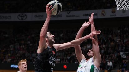 Shermadini, entre Alberto Díaz y Barreiro en la pasada final de Copa.