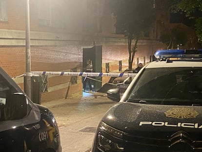 La policía toma muestras del lugar en el que ha sido tiroteado un hombre en Puente de Vallecas este martes por la noche.