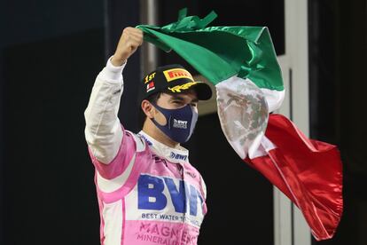 Sergio Pérez celebra su victoria en el Gran Premio de Sakhir con la bandera mexicana.