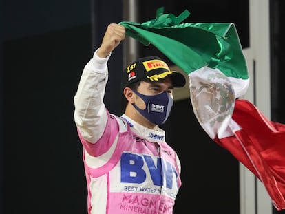 Sergio Pérez celebra su victoria en el Gran Premio de Sakhir con la bandera mexicana.