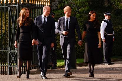 Desde la izquierda, la princesa Catalina de Gales, el príncipe Guillermo, su hermano Enrique de Inglaterra y la esposa de este, Meghan Markle, este sábado en el castillo de Windsor. No se veía a los cuatro juntos y solos desde hace más de dos años, antes de que Enrique y Markle abandonaran el Reino Unido.