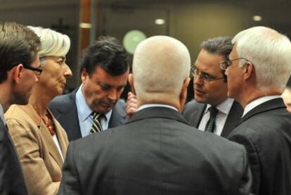 Varios ministros europeos mantienen un encuentro previo a la reunión del Ecofin, anteayer en Bruselas.