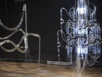 'Cascada', de Yunchul Kim (2018), creada amb fluids amorfs i muons, que es pot veure al CCCB dins de l'exposició 'Quàntica'.