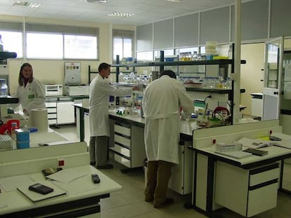 Instalaciones y personal de laboratorio granadino de Puleva Biotech.