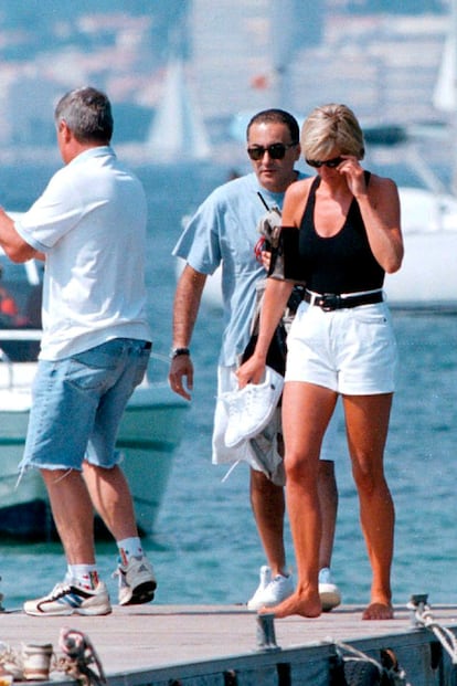 Una de las últimas imágenes de Diana, acompañada siempre de Dodi Al Fayed, bajando de un yate en Saint Tropez.