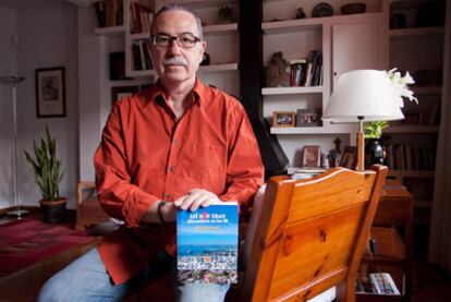 Pere Miquel Campos, con su libro <i>Así eran. Alicantinos en los 80</i>.