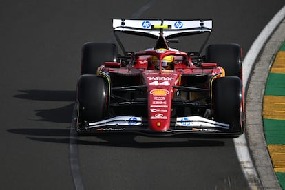 Lewis Hamilton durante los segundos entrenamientos libres en el circuito Albert Park de Melbourne.