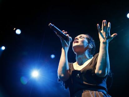 Julieta Venegas durante su actuación anoche en el Teatro Circo Price.