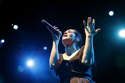 Julieta Venegas durante su actuación anoche en el Teatro Circo Price.