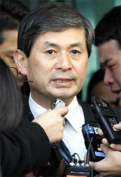 Hwang Woo-suk, ayer en el momento de anunciar su dimisión.