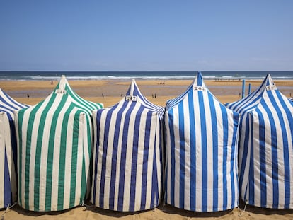 La de Zarautz es la playa más extensa de Gipuzkoa (2.500 metros de fina arena), si bien la pleamar la engulle considerablemente. Como en numerosas playas de la costa vasca, aquí tampoco faltan los surfistas, pero es que además en este arenal se encuentran cinco escuelas de surf y se celebran varias competiciones de surf a lo largo del año, destacando el Mundial WQS en septiembre. Un bonito arenal urbano con un paseo que se extiende hasta la vecina Getaria y en el que destacan sus característicos toldos a rayas de color azul. La playa se reparte en tres zonas: el extremo occidental es frecuentado por familias, la parte central se reserva a los surfistas y en el extremo oriental se encuentran unas dunas que sirven de hábitat a numerosas especies de fauna y flora. Más información: <a href="https://turismo.euskadi.eus/es/playas-embalses-rios/playa-de-zarautz/aa30-12375/es/" target="_blank">turismo.euskadi.eus</a>