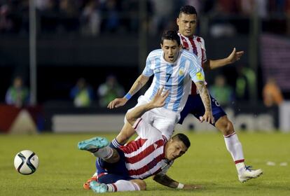 El futbolista paraguayo Richard Ortiz se barre para disputar el balón con Ángel Di María. Paraguay y Argentina empataron 0-0 en el estadio Defensores del Chaco en Asunción. Los gauchos no contaron con Lionel Messi ni Sergio ‘Kun’ Agüero, ambos ausentes por lesión.