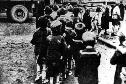 Niños en un campo de concentración de los nazis.