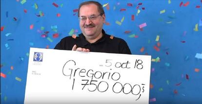 Gregorio De Santis, tras recibir su cheque. 