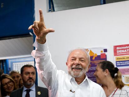 El presidente electo, Lula da Silva, después de votar en Sao Paulo, Brasil, el domingo pasado.