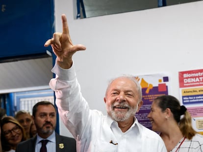 El presidente electo, Lula da Silva, después de votar en Sao Paulo, Brasil, el domingo pasado.