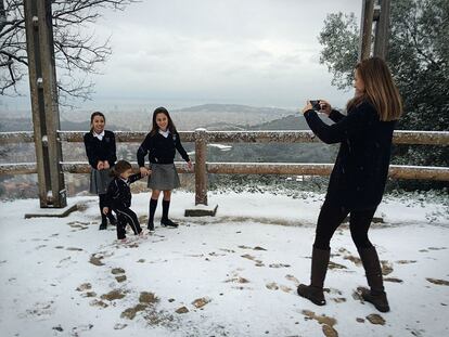 Escolars juguen amb la neu al Tibidabo, a Barcelona