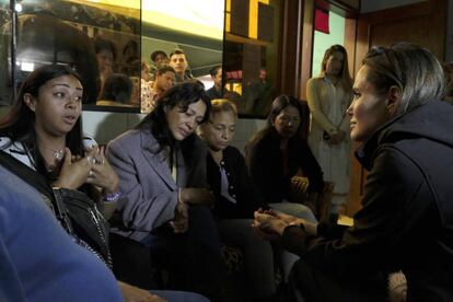 La actriz y enviada especial de Acnur, Angelina Jolie mientras escucha los testimonios de mujeres venezolanas en un albergue en Lima.