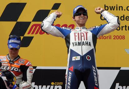  Jorge Lorenzo (derecha), celebra en el podio su victoria en la carrera de MotoGP del Gran Premio de Portugal de Motociclismo, celebrado en el circuito de Estoril. A la izquierda, Dani Pedrosa, que se clasificó en segunda posición, en abril de 2008.