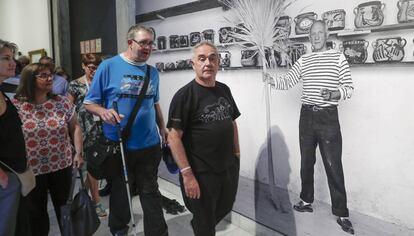 El cocinero Ferran Adrià acompaña a un grupo de discapacitados visuales en la exposición 'La cocina de Picasso'. 