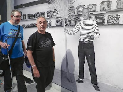 El cocinero Ferran Adrià acompaña a un grupo de discapacitados visuales en la exposición 'La cocina de Picasso'. 