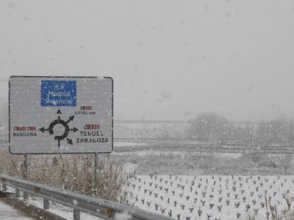 Vista de los campos cercanos a la localidad de Utiel cubiertos por la nieve que cae desde esta ma&ntilde;ana.