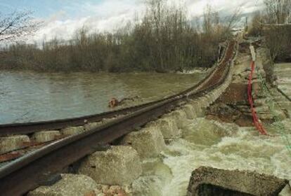 El puente de Vegellina derrumbado sobre le río Órbigo.