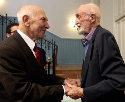 Los escritores Stéphane Hessel y José Luis Sampedro esta mañana en la presentación de '¡Indignaos!'.