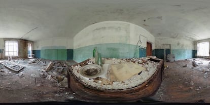 Prato, garrafas e um caderno sobre uma mesa em casa abandonada, em Zalissya (Ucrânia), em 9 de abril de 2016.