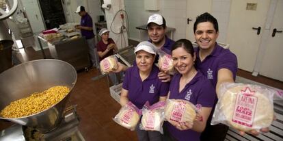 Delfina Solorio with her children in La Reina, the tortilla factory in downtown Madrid. 