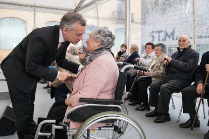 El lehendkari Urkullu saluda este sábado a las víctimas del franquismo homenajeadas por el Gobierno vasco.